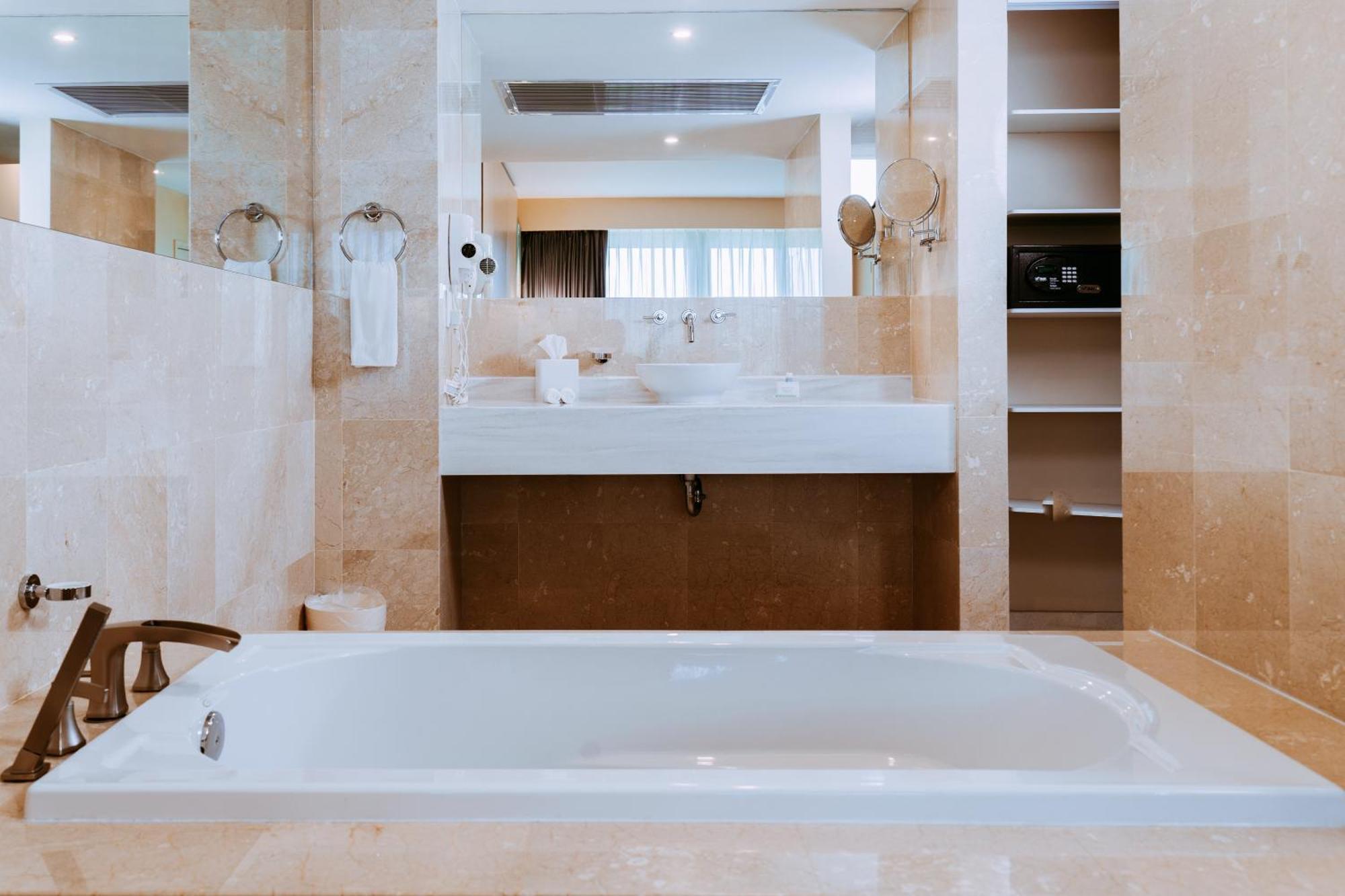 The Mill Resort And Suites Palm Beach Bagian luar foto